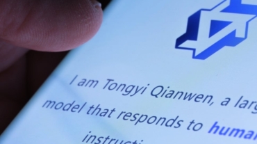 Tongyi-Qianwen-Logo-Seen-On-Smartphone-S.jpeg